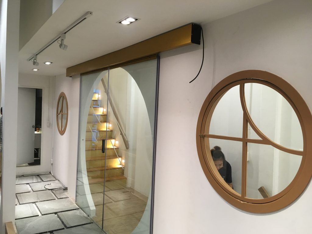 ประตูเลื่อนอัตโนมัติบานคู่